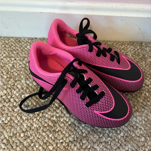 Girls cleats - Picture 1 of 5
